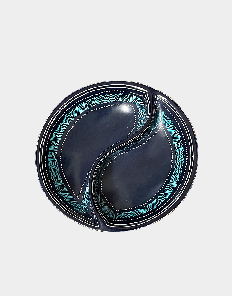 Kenyan artisans pair deep purple with light blue etched waves to add a nocturnal air to this lovely hand carved soapstone dish, good to keep small trinkets.