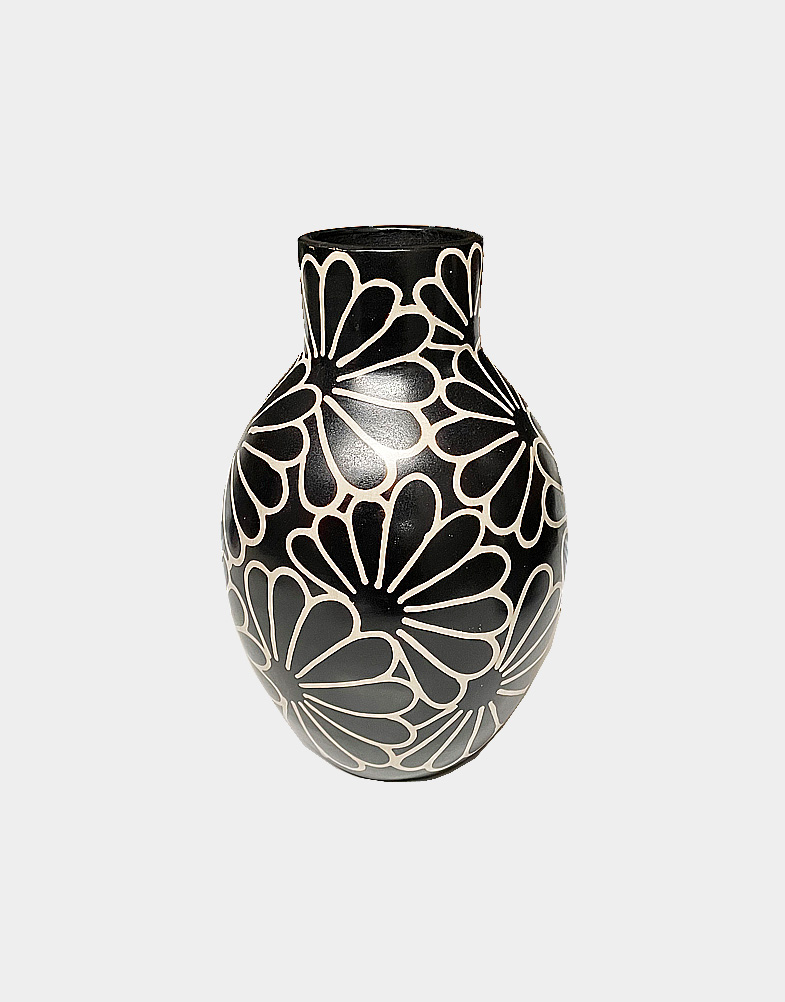 This special pottery is fully handcrafted with flower pattern, an unique Chulucanas pottery signed by the artist. Own it now from craftmontaz